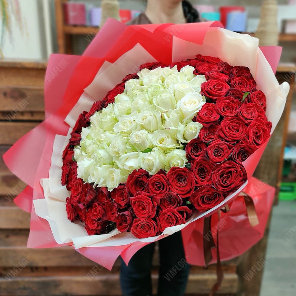 Купить букет 101 роза белое сердце | VIAFLOR