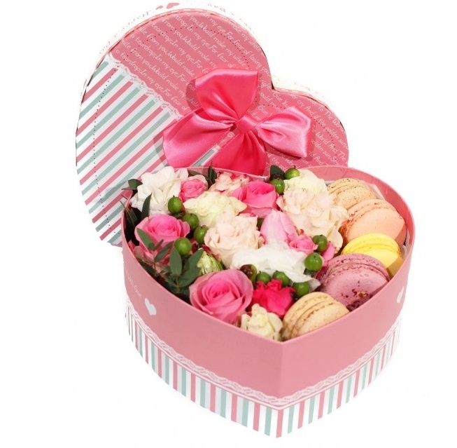 Купить цветы сердце в коробке с макарунами - Мини сердце | VIAFLOR